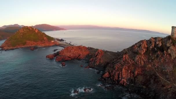 Gün batımında deniz ve adaların arka plan ile eski kule üzerinde uçuş ve kalkış. La Parata Turu, Ajaccio, Korsika, Fransa. Takımar des Sanguinaires. Havadan panoramik görünüm. — Stok video