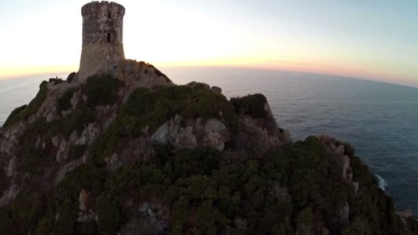 Vuelo sobre torre vieja con fondo del mar al atardecer. Tour de la Parata, Ajaccio, Córcega, Francia. Archipel des Sanguinaires. Vista panorámica aérea . — Vídeos de Stock