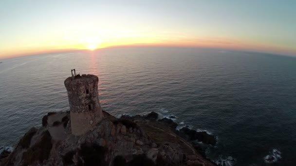 Vuelo sobre torre vieja con fondo del mar al atardecer. Tour de la Parata, Ajaccio, Córcega, Francia. Vista panorámica aérea. Archipel des Sanguinaires . — Vídeos de Stock