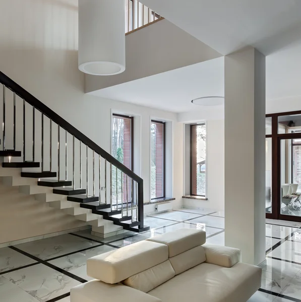 Luksusowe wnętrze hali z schody — Zdjęcie stockowe