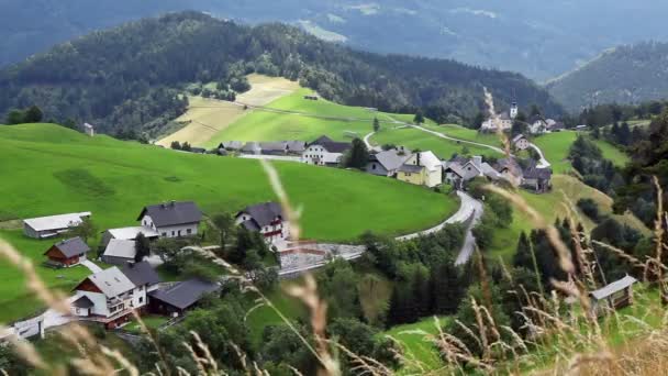 Paisaje con pueblo alpino en las montañas . — Vídeo de stock