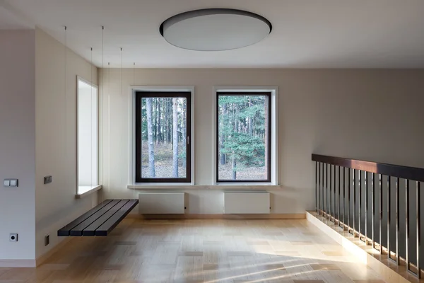 Interior de espacio vacío moderno con banco suspendido y ventanas — Foto de Stock