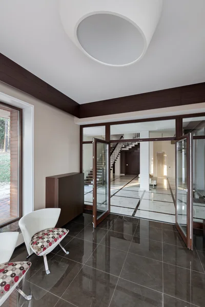 Luxus moderne Hallendekoration mit Treppe lizenzfreie Stockbilder