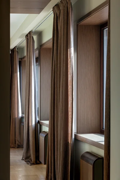 Intérieur avec fenêtres et rideaux — Photo