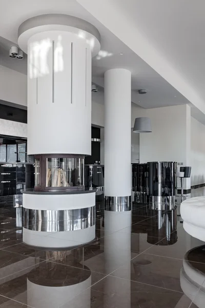 Moderno interior de lujo con chimenea redonda a la luz del día — Foto de Stock