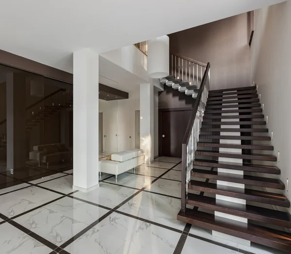 Luxusní interiér sálu s schodiště a sklo skříň — Stock fotografie