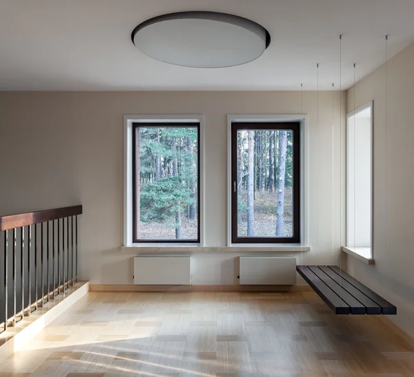 Interior de espacio vacío moderno con banco suspendido y ventanas —  Fotos de Stock