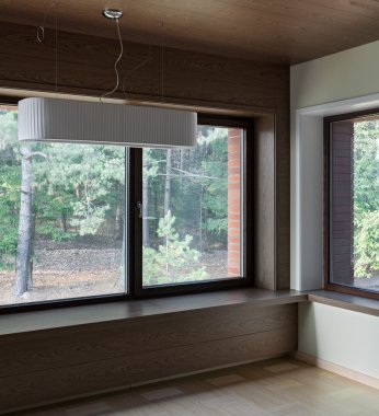 Pencereli boş odanın içi