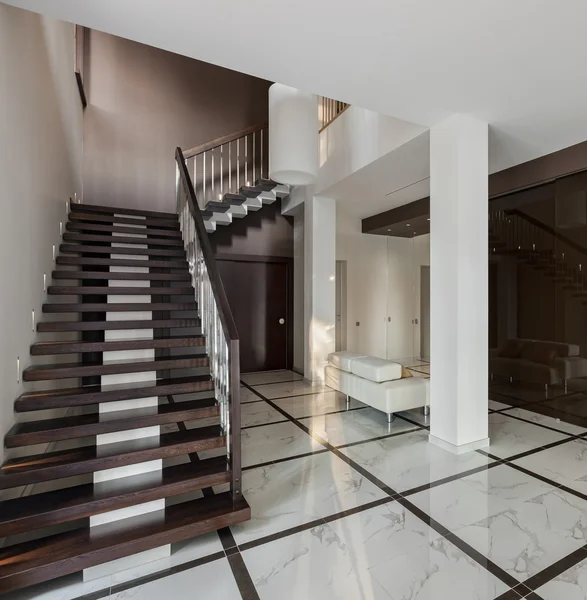 Interior de salón de lujo con escalera y armario de cristal —  Fotos de Stock