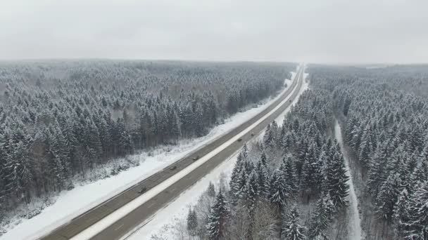 4 k. Road i vinter skogen med bilkörning. Flygfoto. Försvinna punkt perspektiv. — Stockvideo
