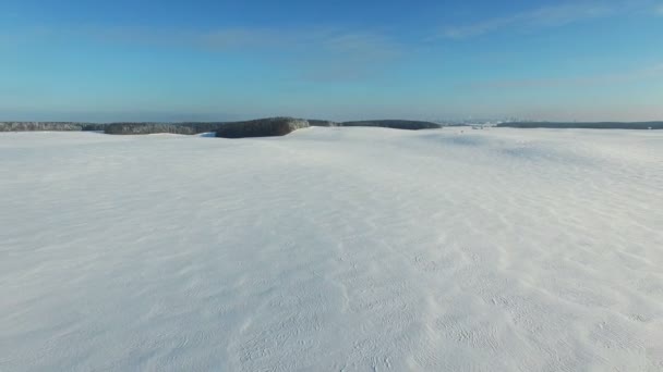 4K. Bajo vuelo sobre campos de nieve en invierno, vista panorámica aérea (desierto de nieve ) — Vídeo de stock