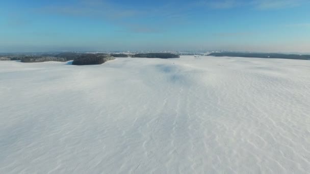 4K. Vuelo sobre campos de nieve en invierno, vista panorámica aérea (desierto de nieve ) — Vídeos de Stock