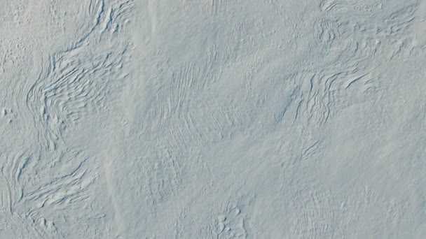 4K. Vuelo sobre el desierto de nieve en invierno, vista aérea (Campos de nieve con textura ) — Vídeos de Stock