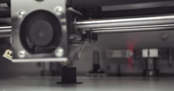 Impresora 3D moderna que imprime el objeto o detalle plástico negro, vista lateral de primer plano. — Vídeo de stock