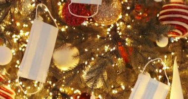 2020 yılındaki Noel ağacı, festival ışıkları, balolar ve tıbbi maskelerle süslenmiş..
