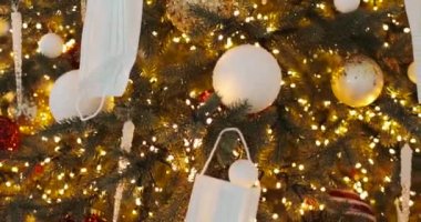 2020 yılındaki Noel ağacı, festival ışıkları, balolar ve tıbbi maskelerle süslenmiş..