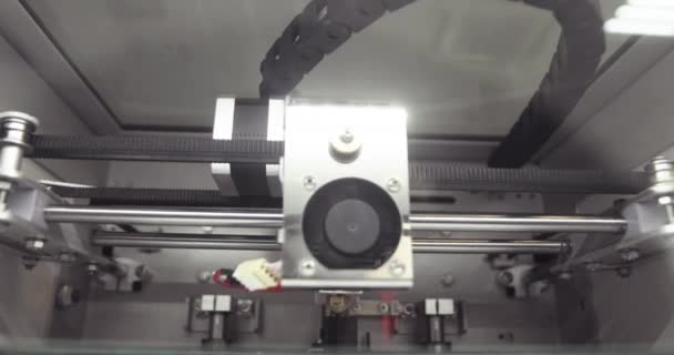 Moderna stampante 3d che stampa oggetti o dettagli in plastica nera, vista dall'alto. — Video Stock