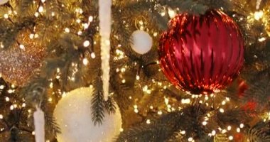 Şenlikli ışıklar, balolar ve yıldızlarla süslenmiş muhteşem Noel ağacı..