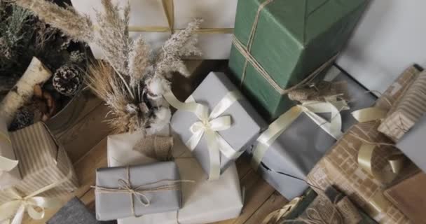 Veel verschillende geschenkdozen op de vloer onder de kerstboom in nieuwjaar tijd. — Stockvideo