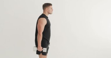 Delikanlı vücut geliştirici evde dambıl kaldırıyor..