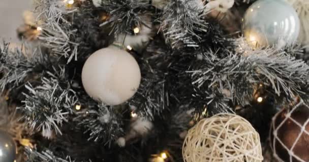 Primer plano del árbol de Navidad decorado con bolas, guirnaldas y pompones. — Vídeos de Stock