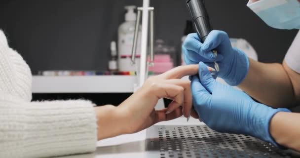 Manicurist mester fjerne gel polish fra negle ved hjælp af elektrisk boremaskine. – Stock-video