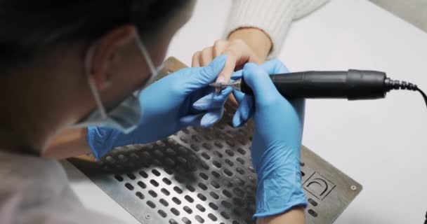 Mestre manicure está removendo gel polonês de unhas das mulheres, manicure hardware. — Vídeo de Stock
