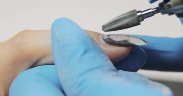 Profissional manicure mestre está removendo gel polonês de unhas das mulheres. — Vídeo de Stock
