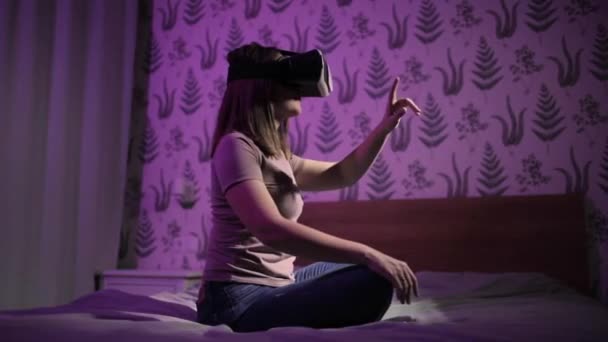 Donna a letto in realtà virtuale occhiali 3d imparare qualcosa, vista laterale. — Video Stock