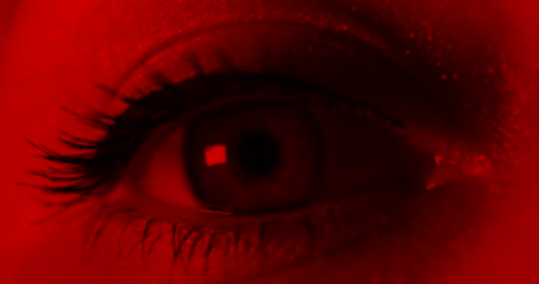 Extrémní detailní záběr žen otevírá krásné oko v tmavě červené a modré. — Stock video