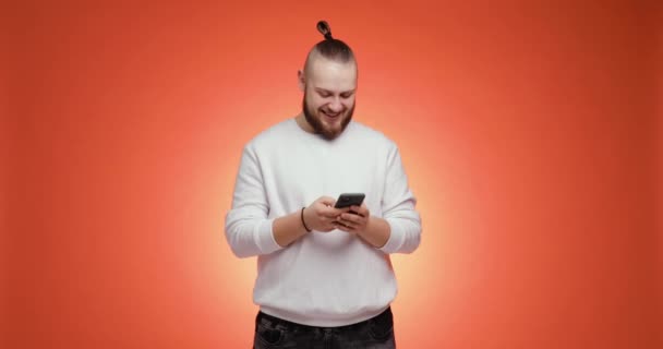 Bello barbuto giovane brunetta uomo sta ridendo di quello che ha visto su smartphone. — Video Stock