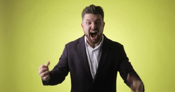 Boldog boldogság fiatal szakállas férfi irodai öltöny csinál győztes gesztus, sikoltozó. — Stock videók