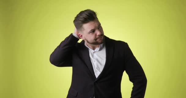Bearded man in suit scratching back of his head and thinking, finds a solution. — Stock Video