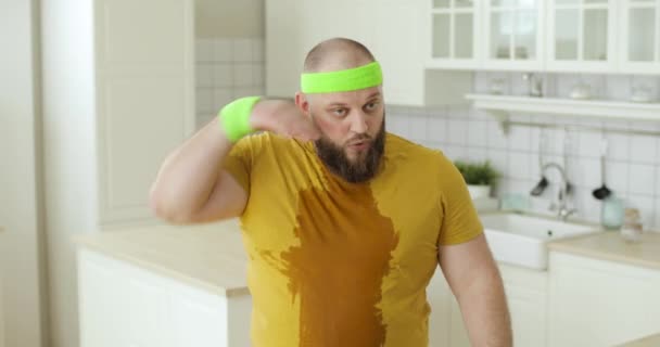 Fáradt férfi sárga sportruházat törli verejték a homlok edzés után otthon. — Stock videók
