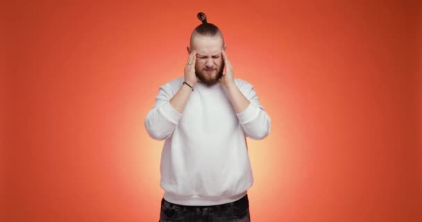 Sjuk sjuk skäggig man i vit tröja sätta händerna på huvudet har huvudvärk. — Stockvideo