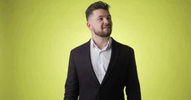 Ofis kıyafetli genç sakallı adam rahatlamış bir şekilde kameraya bakarken nefes al..