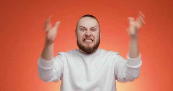 Louco louco gritando cansado exausto homem de camisola gritando olhando para a câmera. — Vídeo de Stock