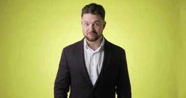 Ofis takımındaki yakışıklı, sakallı genç adam 