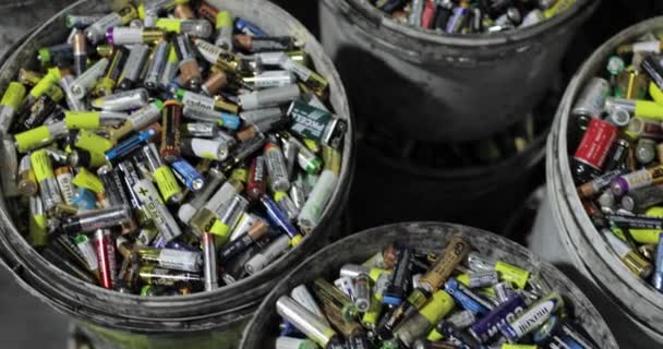 Jede Menge gebrauchte Batterien, sortiert in Eimer. Ansicht von oben. — Stockvideo