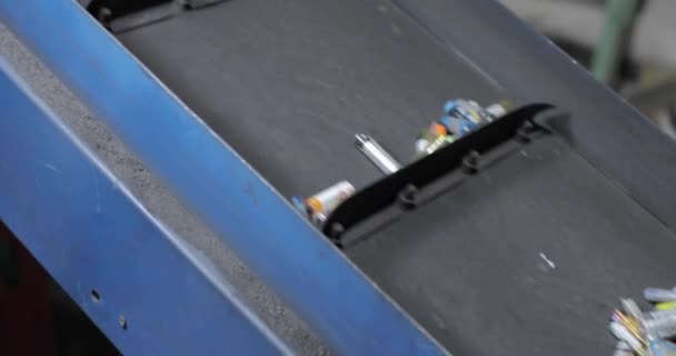 Zicht op een bewegende transportband met batterijen erop. — Stockvideo