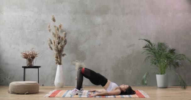 Jeune femme va dans le sport sur le fond d'un mur de béton gris. — Video