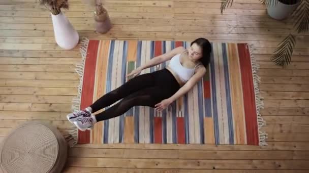 在木制地板上锻炼的年轻女子的头像. — 图库视频影像