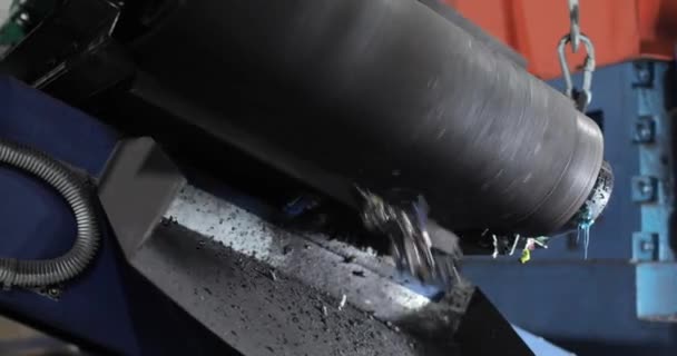 A használt akkumulátorok zúzásának folyamata egy malomban. — Stock videók