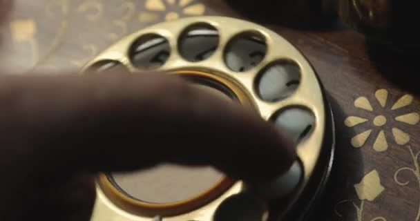 Top View Of Man Ringa ett telefonnummer på en vintage Retro svart roterande telefon — Stockvideo