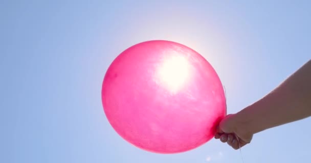 Un palloncino su uno sfondo di cielo blu — Video Stock