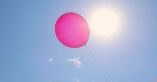 Um balão em um fundo de céu azul — Vídeo de Stock