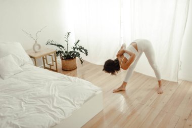 Yoga evde. Kadın sabahları egzersiz ve yoga yapıyor. Sağlıklı yaşam tarzı