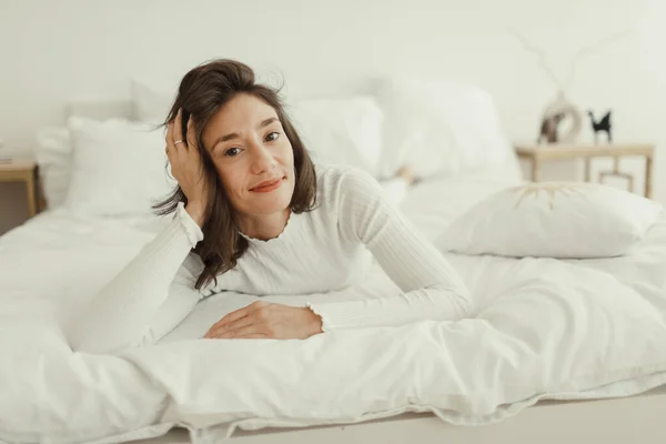 Γιόγκα στο σπίτι. Μείνε ήρεμος. γυναίκες που αναπαύονται στο κρεβάτι μετά την προπόνηση γιόγκα — Φωτογραφία Αρχείου