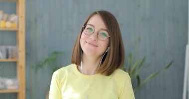 Genç ve güzel bir kadın video bağlantısıyla iletişim kuruyor. Ekran görünümü.