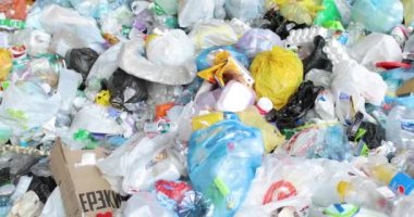 Bir sürü dağınık çöp, plastik, kağıt ve selofan poşetler. Çeşitli atıklar.